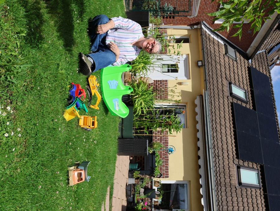 Spielen auf der Wiese im sonnigen Garten